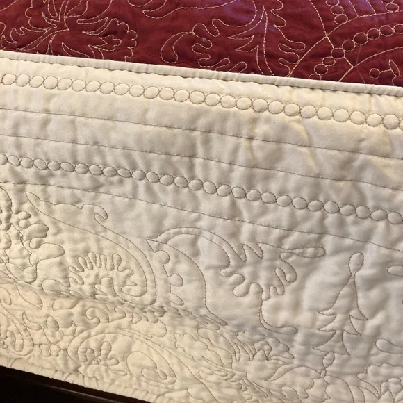 Queen size red & cream bed spread w/ 2 pillow shams and 4 throw pillows - Picture 5 of 6